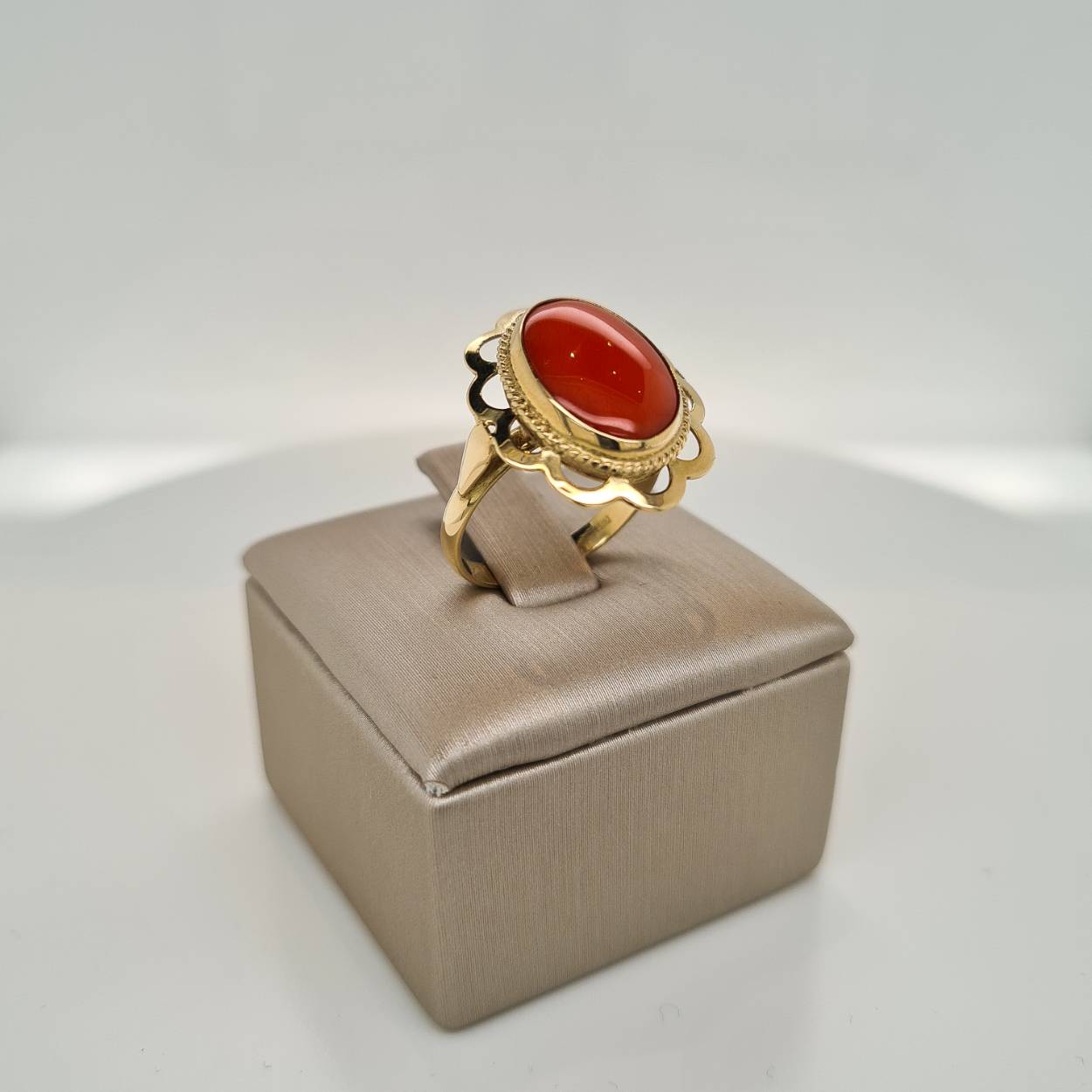 Bloedkoralen ring met 14krt goud