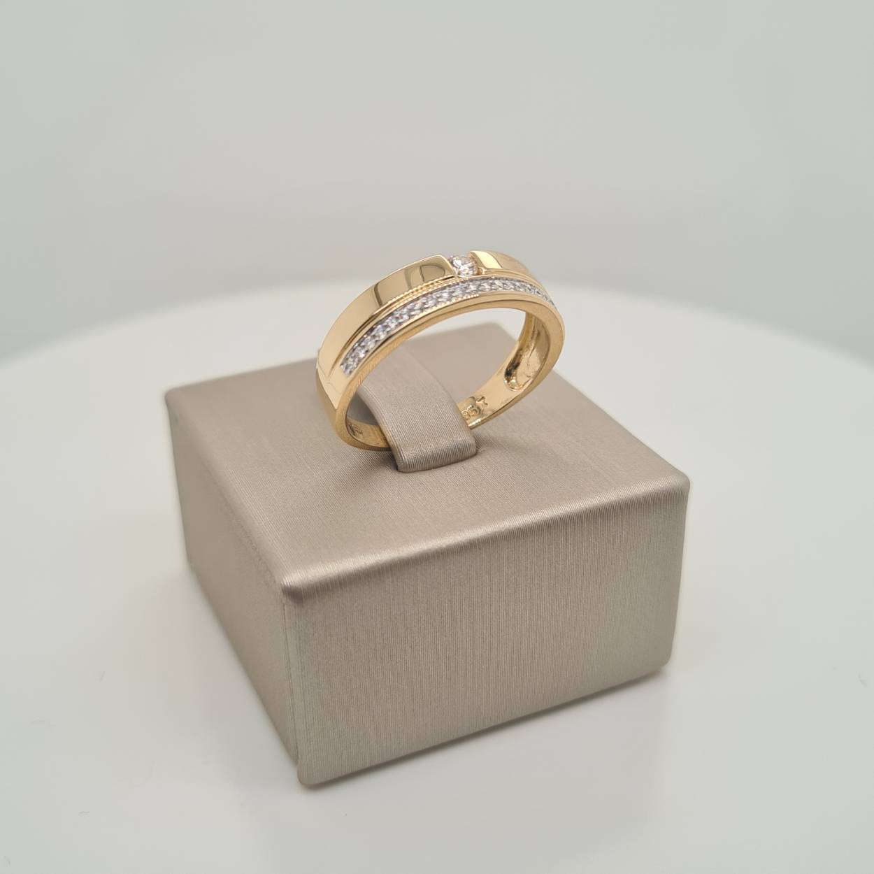 Prachtige 14krt geelgouden ring met diamant. De maat van deze ring is 19,75 (62). 