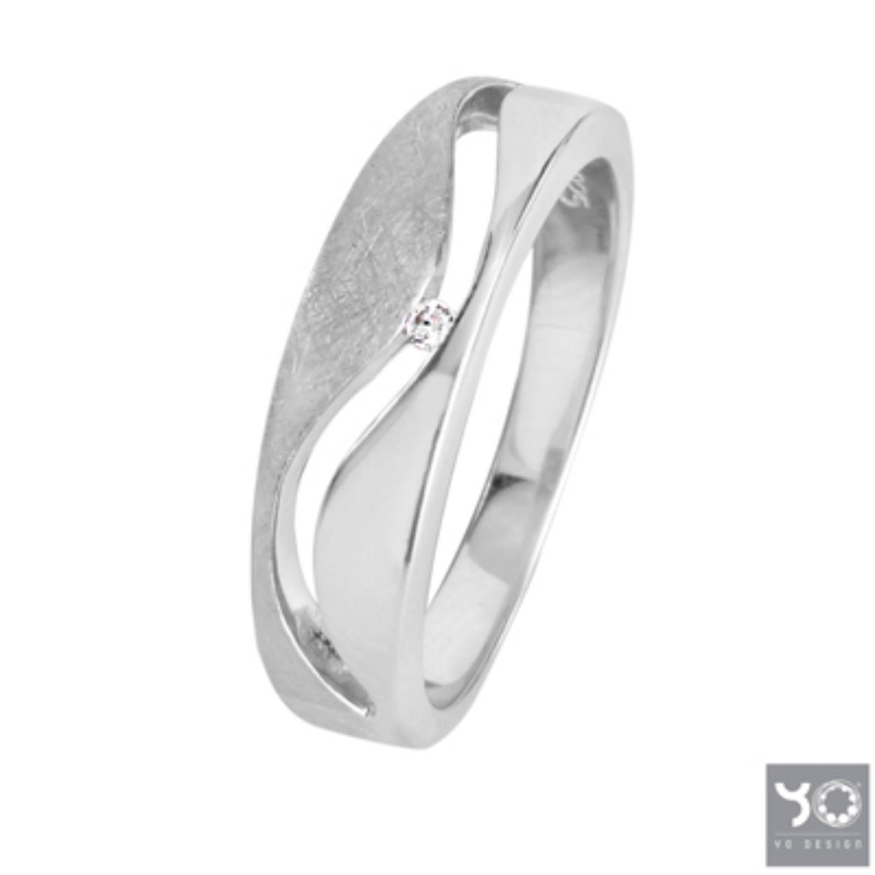 Yo-design is een strakke en elegante sieradenlijn in de combinatie edelstaal met zilveren accenten, die zich nog steeds onderscheidt van de rest van de markt.

Deze ring is uitgevoerd in het zilver met een zirkonia.