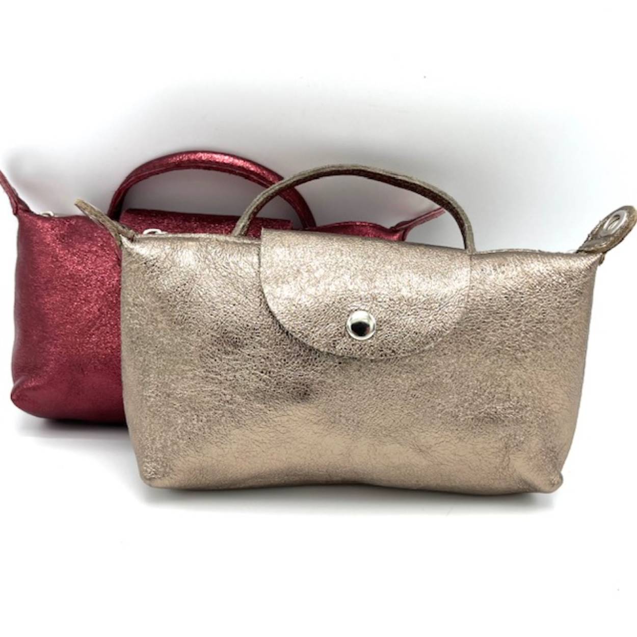 Metallics in vele kleuren passend bij vele outfits.
Kom naar de winkel om te zien welke kleuren er voorradig zijn.

Afmetingen:
Hoogte 10cm x breed 19cm x 5cm