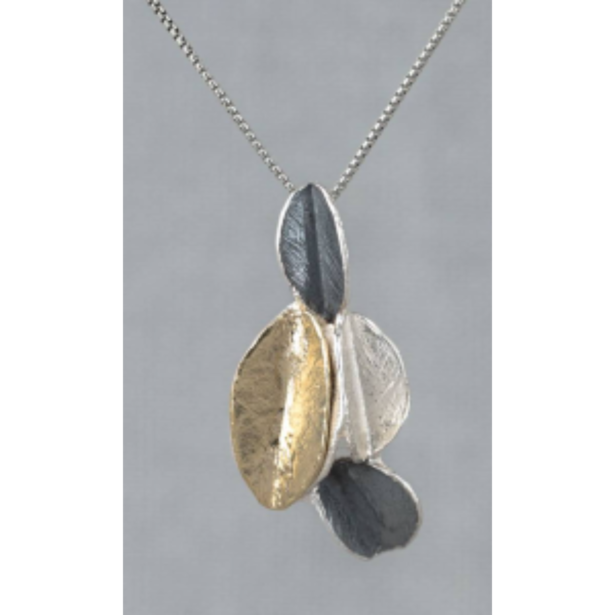 Collier gemaakt van 925 (geoxideerd) sterling zilver en zilver verguld. Combineer met een paar mooie oorbellen, een ring en armband voor een complete look!
