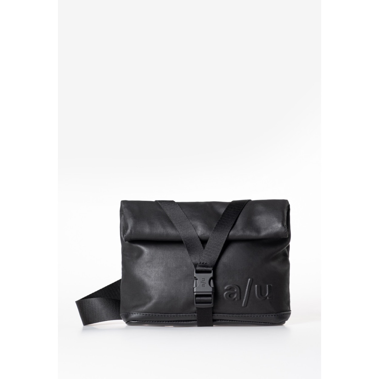 Deze Aunts & Uncles Japan Tsu in het zwart heeft een verstelbare schouderband en verschillende vakken voor optimale opbergruimte. Het is perfect voor dagelijks gebruik of voor een avondje uit. Draag het over je schouder of crossbody voor een trendy look. Stijlvol en praktisch, deze tas is een must-have voor je collectie!

Ontdek nu de veelzijdigheid van de Aunts & Uncles Japan Tsu tas en bestel vandaag nog!
Afmetingen:
Hoogte 21cm x breed 16cm x diep 6cm