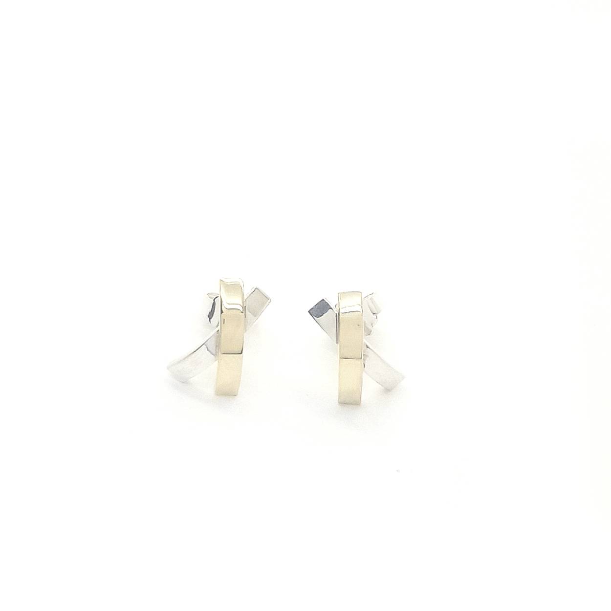 Dit simplistische design in zilver met goud zorgt ervoor dat deze prachtige oorstekers overal bij passen.
Maak een afspraak en kom deze prachtige ring passen! Of bestel haar gelijk, dan sturen we deze mooi verpakt naar je toe.