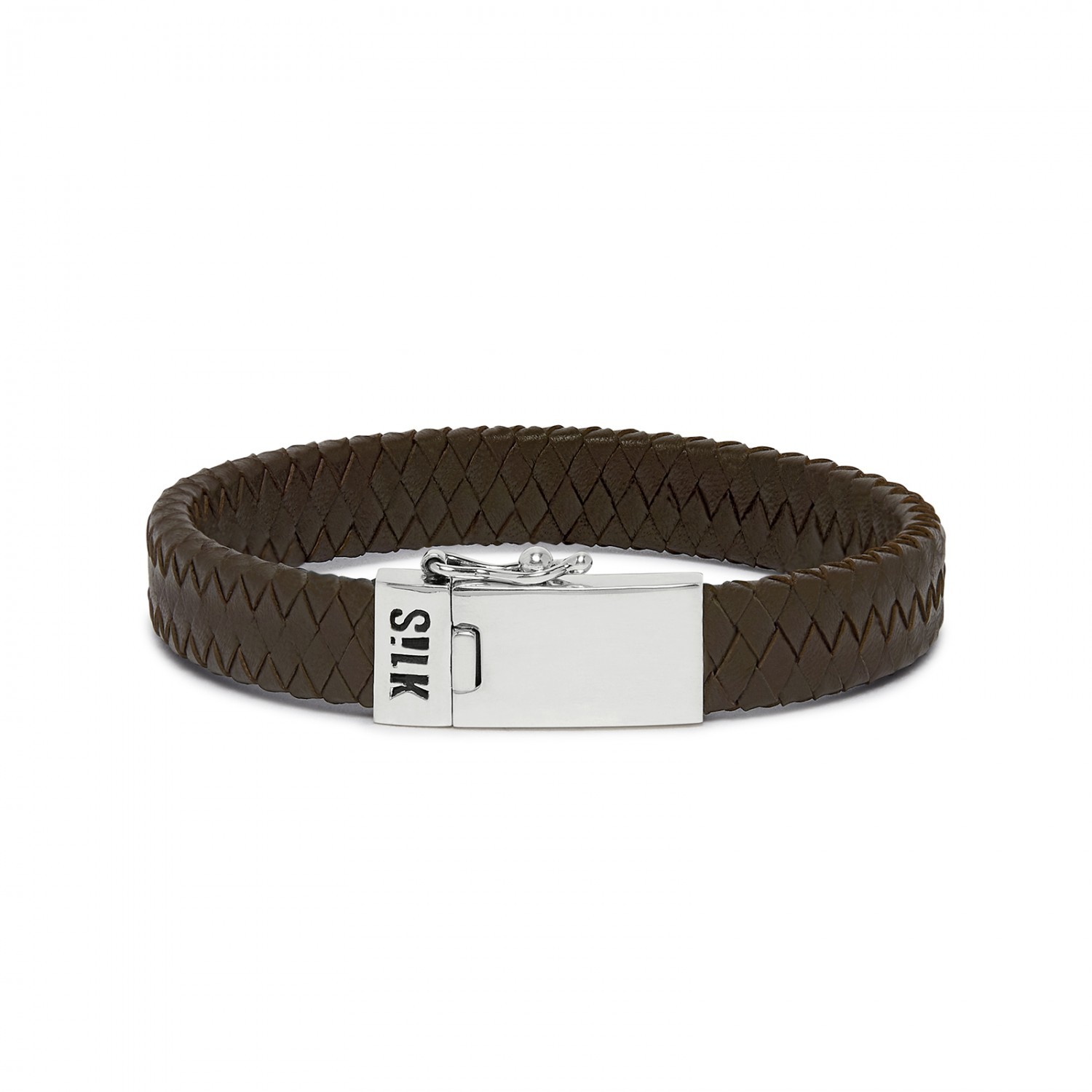 Deze fijn gevlochten gedetailleerde bruine lederen armband met zilveren sluiting is gemaakt van zacht lamsleer wat maakt dat de armband soepel om de pols valt en daardoor prettig draagt. Deze armband is het mooiste om te combineren met een statement item om van je pols een eyecatcher te maken.