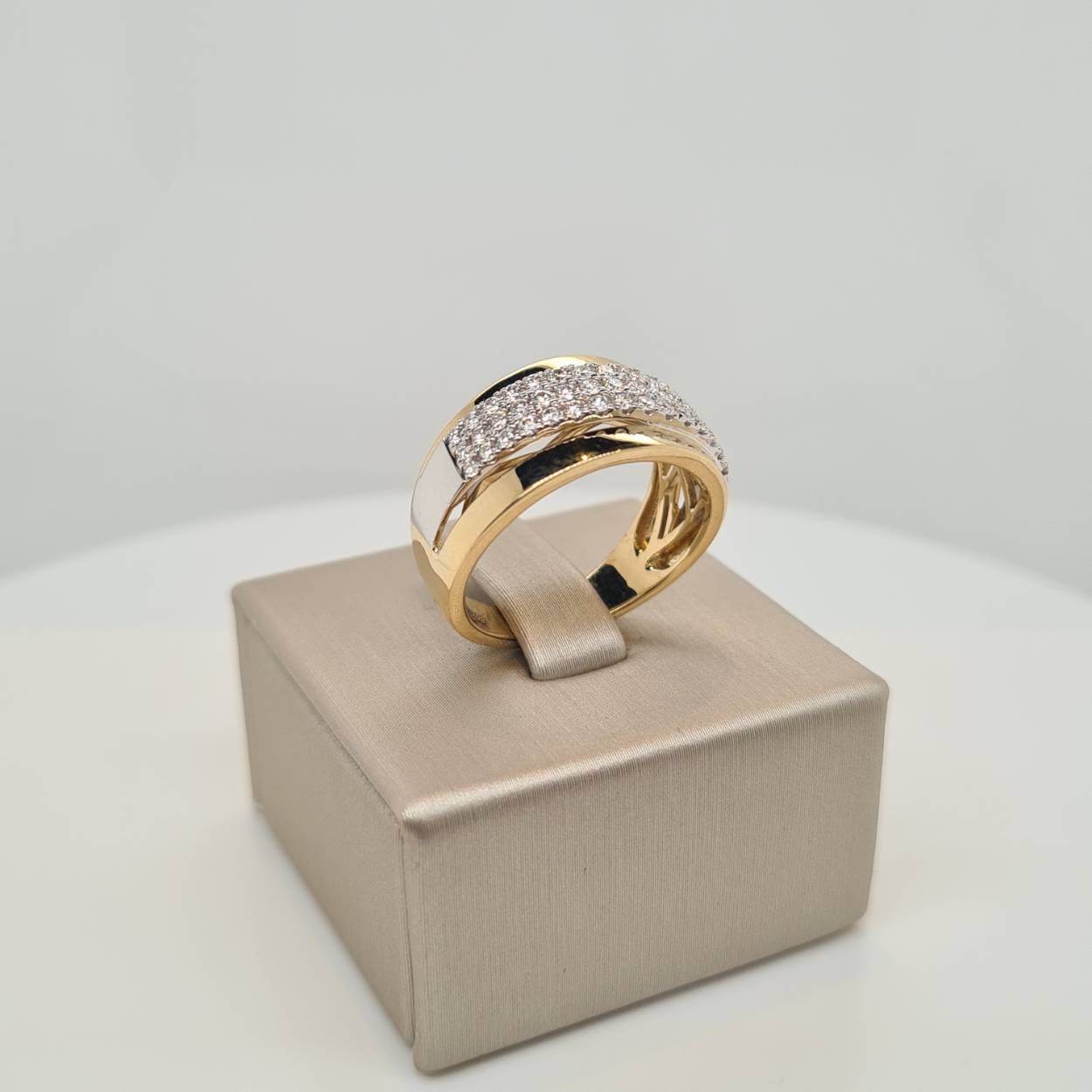 Prachtige 14krt gouden ring met diamant, 45-0,49crt G SI1. De maat van de ring is 55. Tevens bijpassende oorsieraden verkrijgbaar.
