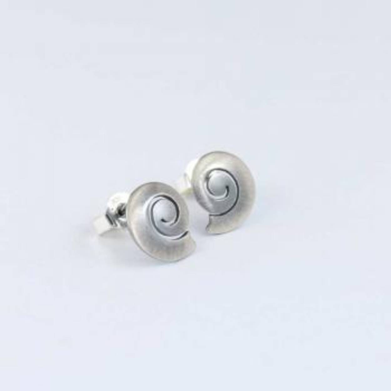 Buttner Schmuck handgemaakte sieraden vervaardigd in een klein atelier uit de Harz, zilveren oorstekers slakkenhuis.