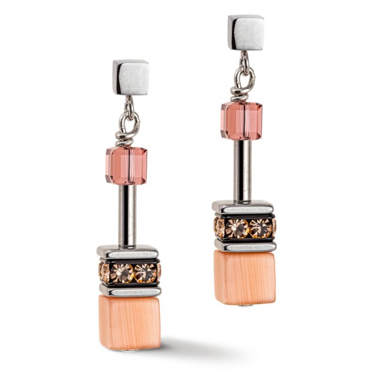 Zomerse versie van de bekende GeoCUBE oorbellen in fel lila en geel, handgemaakt in Duitsland door Coeur de Lion. 

De oorbellen zijn geregen met synthetische tijgeroog, Swarovski® kristallen, strass rondellen en roestvrij staal. Lengte van de oorbellen is 3,1 cm, dikte van de blokjes is 0,6 cm, sluiting is ook van roestvrij staal. 

Bijpassende ketting en armband zijn ook verkrijgbaar, ook als setje. 