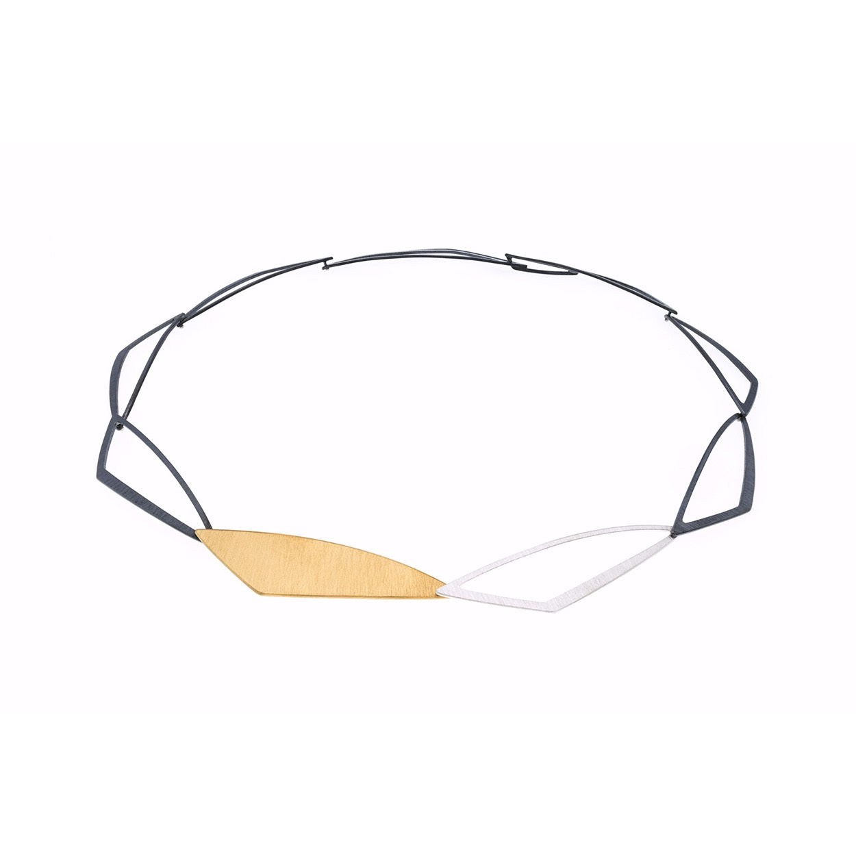 Lengte: 46cm collier

Het merk DECO ECHO is een combinatie van modern design en traditioneel vakmanschap. Door de strakke lijnen en unieke vormen zijn deze sieraden stuk voor stuk een klein kunstwerkje. De sieraden zijn gemaakt van sterling zilver. Ook wordt er gebruik gemaakt van verguld zilver.