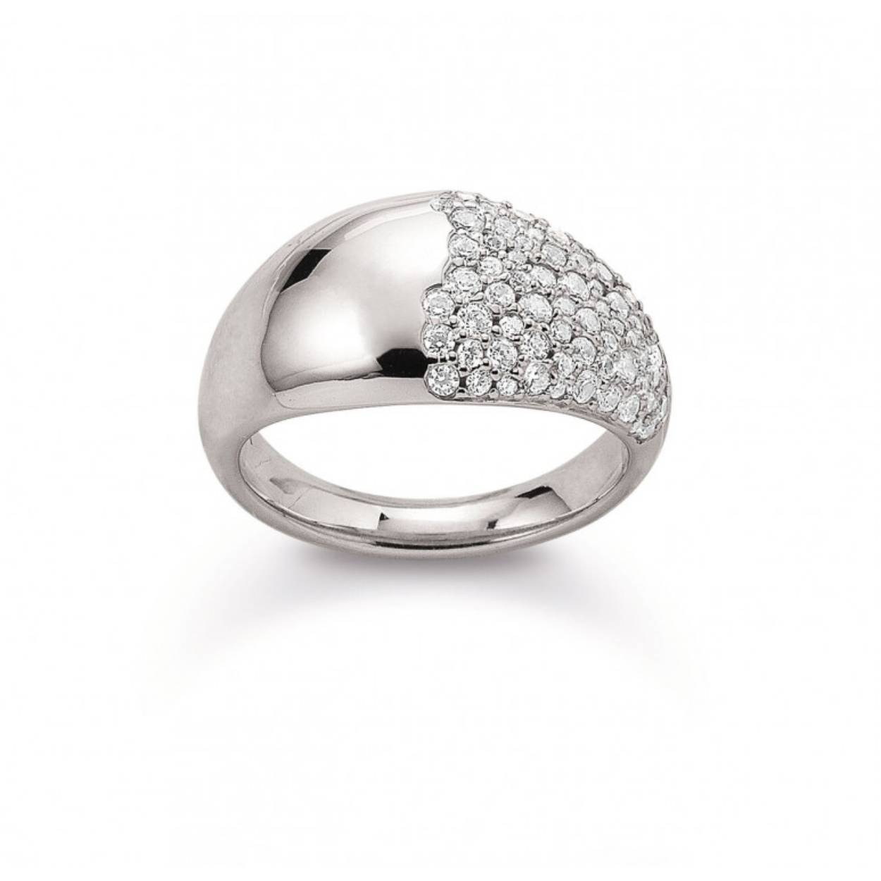 Deze prachtige zilveren ring van Viventy is bezet met zirkonia. De maat van de ring is 56. Heeft u interesse in een andere maat? Neem dan contact met ons op.