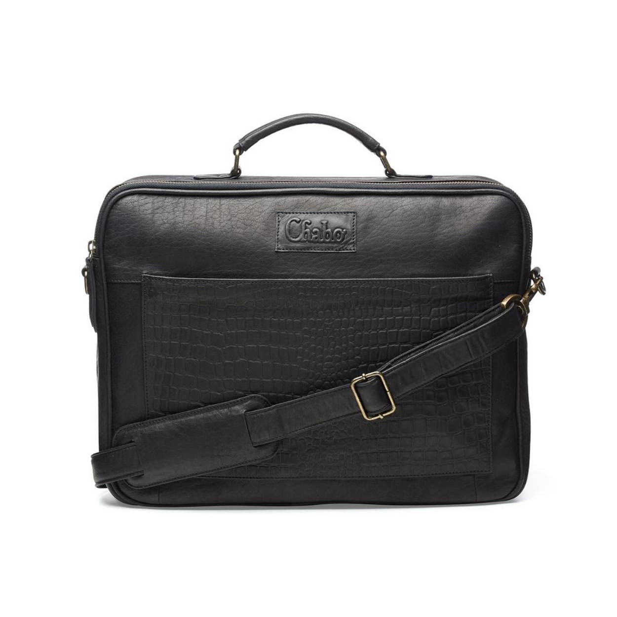 Multifunctionele laptoptas met verrassend veel opbergvakken Mooie, fashionable formaat (werk) tas met voorop een opvallend extra voorvak met ritsvak & croco print. De Rio at Work heeft korte handvaten en een extra afneembare en verstelbare schouderband. Aan de achterzijde een super handige band om hem aan je koffer handvat te bevestigen. De Rio heeft 2 hoofdvakken met rits waarvan aan de binnenkant voorzijde extra vakken waaronder een extra vakje met klep, 4 credit card compartimenten, 2 vakjes voor je pennen en een insteekvak. Daarnaast nog een groter apart vak, afsluitbaar met een rits. Het achterste ritsvak bestaat uit een open vak en een padded laptopvak met een afsluitbare leren lus. Het laptopvak is geschikt voor een laptop van max. 14 inch. Buiten het laptopvak kun je eventueel ook een laptop van 15,6 inch veilig plaatsen. De Rio at Work is onderdeel van onze “firm ox bags” serie, deze ox bags kenmerken zich door volnerf stevig en tegelijkertijd soepel leer. De Chabo ’s worden met zorg op een plantaardige manier gelooid en gekleurd, zonder het gebruik van schadelijke stoffen.
Schouderband:
Extra afneembare en verstelbare schouderband
Leersoort: OX leather
Sluiting: Ritssluitingen
afmeting: 38 x 29 x 8 cm