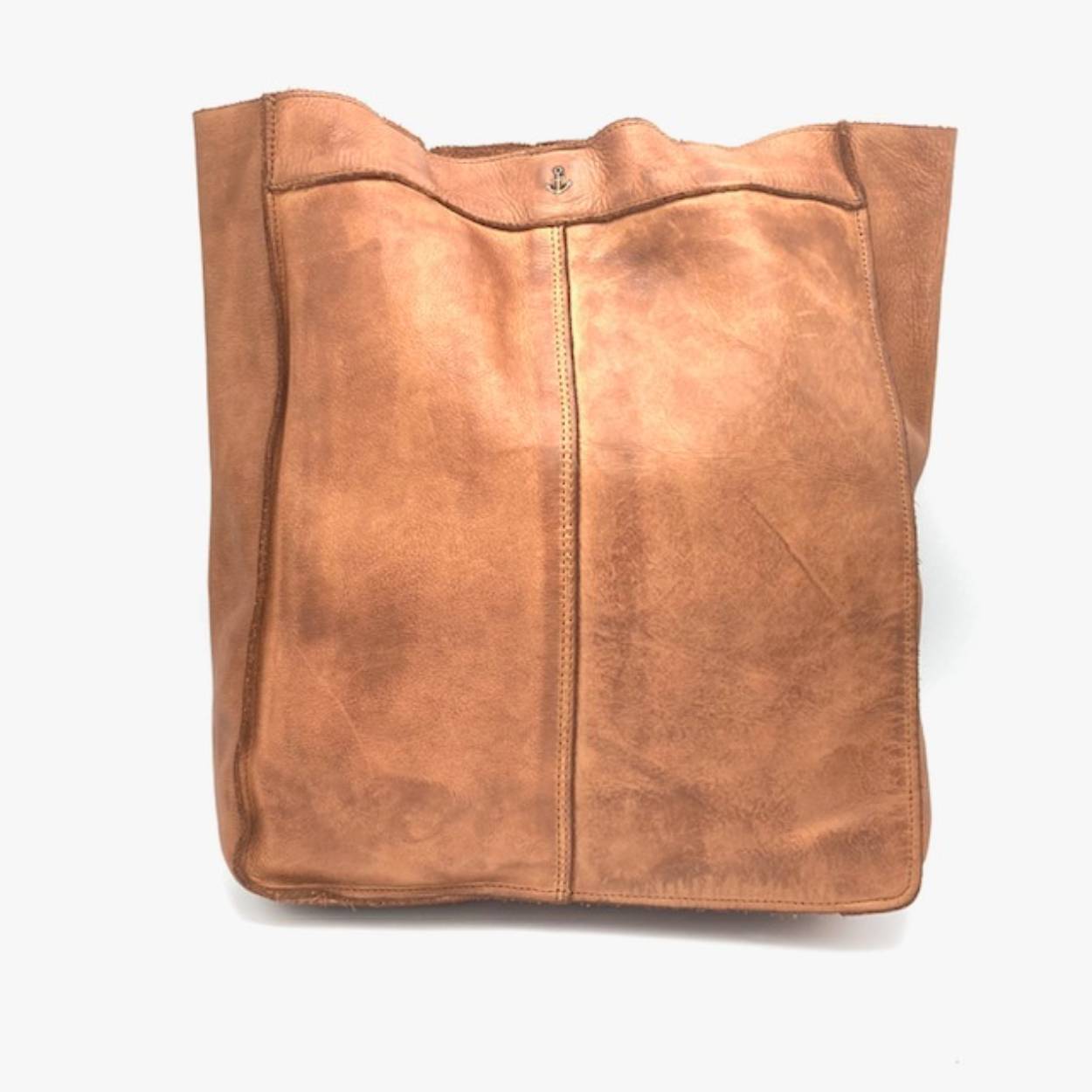 Fijne shopper voorzien van twee lange draagriemen. Achterzijde is voorzien van een rits. Binnenkant is tevens voorzien van een ritsvak.
Twee magneten houd voor en achterzijde op de plek.

Afmetingen:
Hoogte 36cm x breed 29cm x diep 9cm