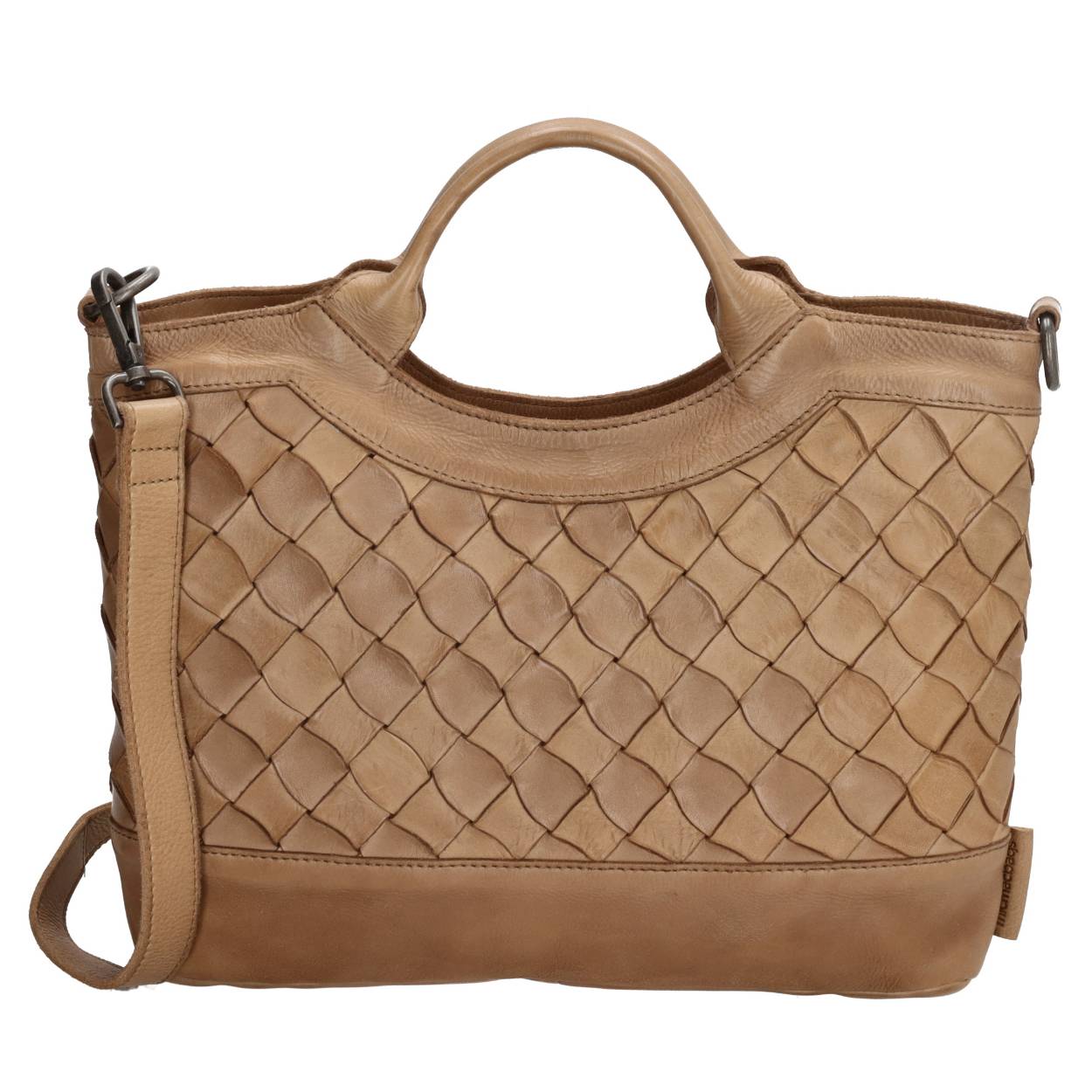All you need is... een handtas! Deze handtas uit de Artisan collectie van Micmacbags is ideaal in gebruik én ziet er ook nog eens super leuk uit. Door het gevlochten patroon op de voorzijde van de tas krijgt de tas een toffe look. Het hoofdvak van de tas sluit door middel van een ritssluiting en in het hoofdvak bevinden zich twee insteekvakken, een klein ritsvak en een groot ritsvak waardoor de tas in twee delen wordt verdeeld. Je draagt 'm stijlvol in de hand aan het dubbele handvat óf over de schouder aan de afneembare en verstelbare schouderband. Deze beauty kan toch niet ontbreken in jouw tassencollectie? 

De Artisan collectie van Micmacbags is een ode aan ambacht. De tassen en portemonnees zijn met de hand geweven door echte ambachtsmensen. Voor een ambachtsman is geduld onderdeel van zijn vak. Zo ontstaat er uit karakteristiek en gewassen leer een nieuw product dat jarenlang meegaat.

De eigenschappen van deze handtas zijn: 

Hoofdvak met ritssluiting
Twee insteekvakken 
Ritsvak 
Ritsvak dat het hoofdvak in tweeën splitst
Dubbel handvat 
Afneembare en verstelbare schouderband 
