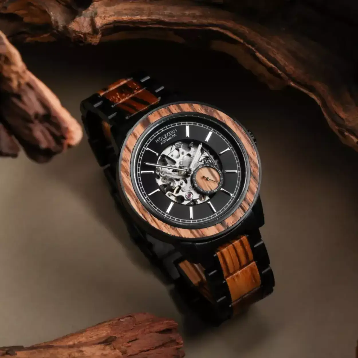 Ontdek de Holzkern San Juan Zebrawood/Zebrawood horloge, modelnummer 9120078334560. Dit polshorloge heeft een prachtige zwarte houten kast van 43mm en een hypoallergene band. Het horloge is ideaal voor dagelijks gebruik, combineer het met casual of zakelijke outfits voor een tijdloze uitstraling. Let op: geen datumaanduiding. Perfect voor stijlbewuste individuen.