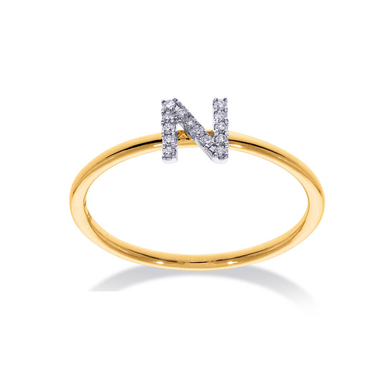 Onze stapelbare eerste ring in geel en witgoud met diamant. De letter N heeft bijvoorbeeld 14 diamanten, wat een totaal van 0,05 karaat maakt in 18 karaat geelgoud.