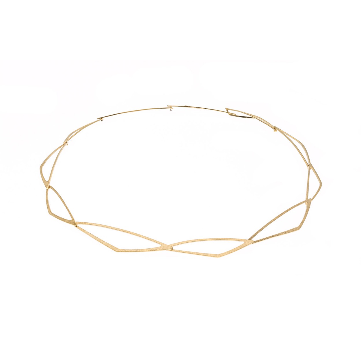 Lengte: 46cm

Het merk DECO ECHO is een combinatie van modern design en traditioneel vakmanschap. Door de strakke lijnen en unieke vormen zijn deze sieraden stuk voor stuk een klein kunstwerkje. De sieraden zijn gemaakt van sterling zilver. Ook wordt er gebruik gemaakt van verguld zilver.