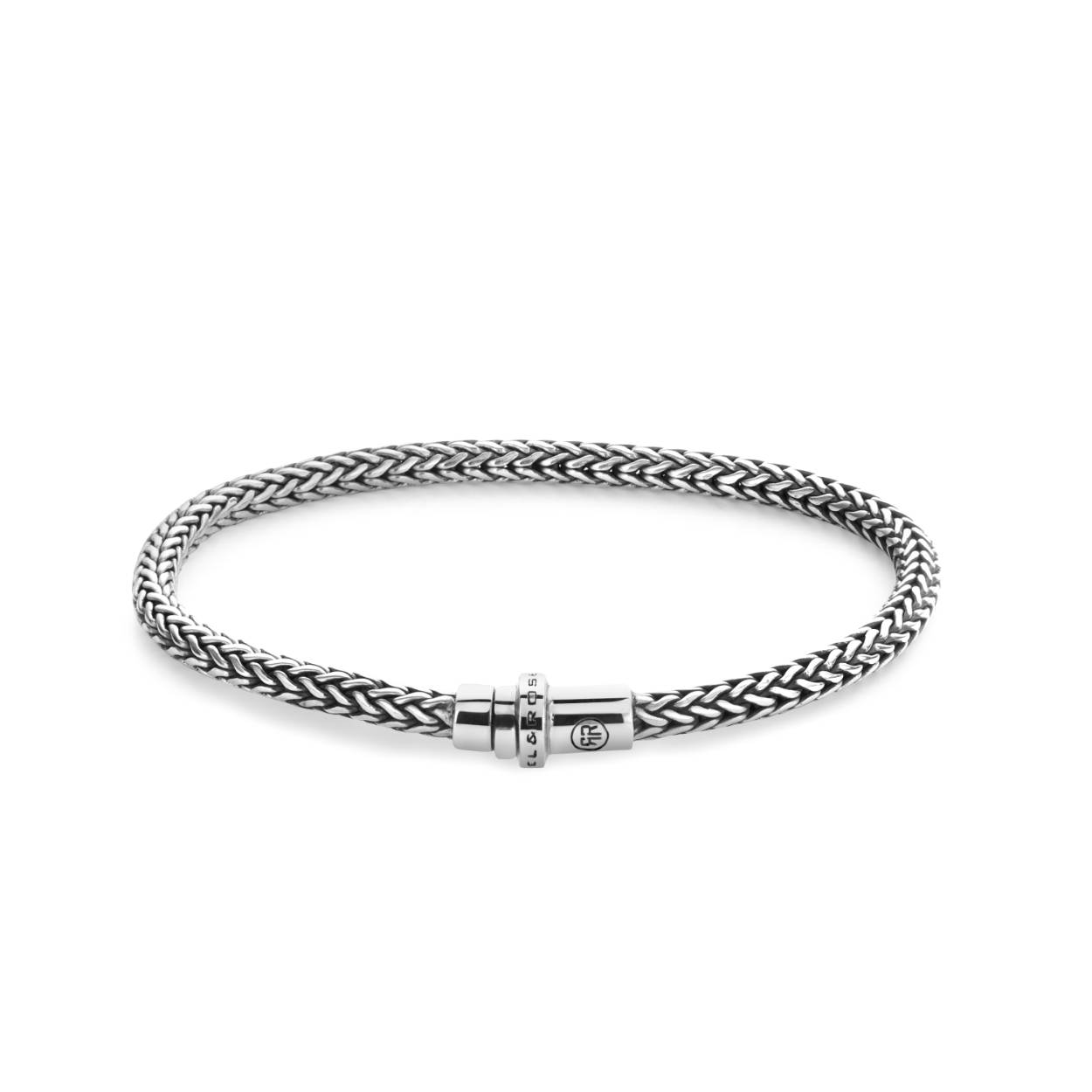 De Artemis armband van Rebel and Rose is handgemaakt en (heel fijn) met de hand gevlochten van 925 sterling zilver. Deze zilveren armband is in zes maten verkrijgbaar en geschikt voor mannen en vrouwen. De sluiting volgt de vorm van de band. Het sieraad laat zich mooi combineren met andere zilveren armbanden, maar zeker ook met onze kralen armbanden van edelsteen. De Artemis is 4 mm breed.