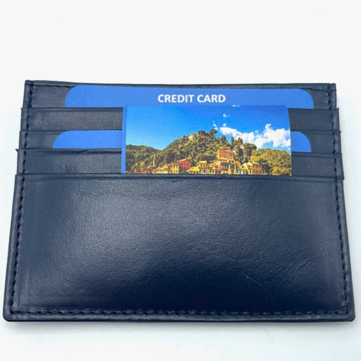 Mapje om 8 pasjes en wat briefgeld in op te bergen. Erg dun en gemakkelijk mee te nemen.

Afmetingen:
Hoogte 8cm x breed  10.5cm x diep 0.5cm