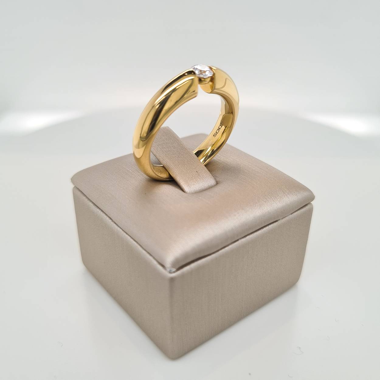 Prachtige 18krt gouden ring met diamant, 0,25crt G VSi. De maat van de ring is 55 (17,5). Heeft u een andere maat, neem dan gerust contact met ons op.