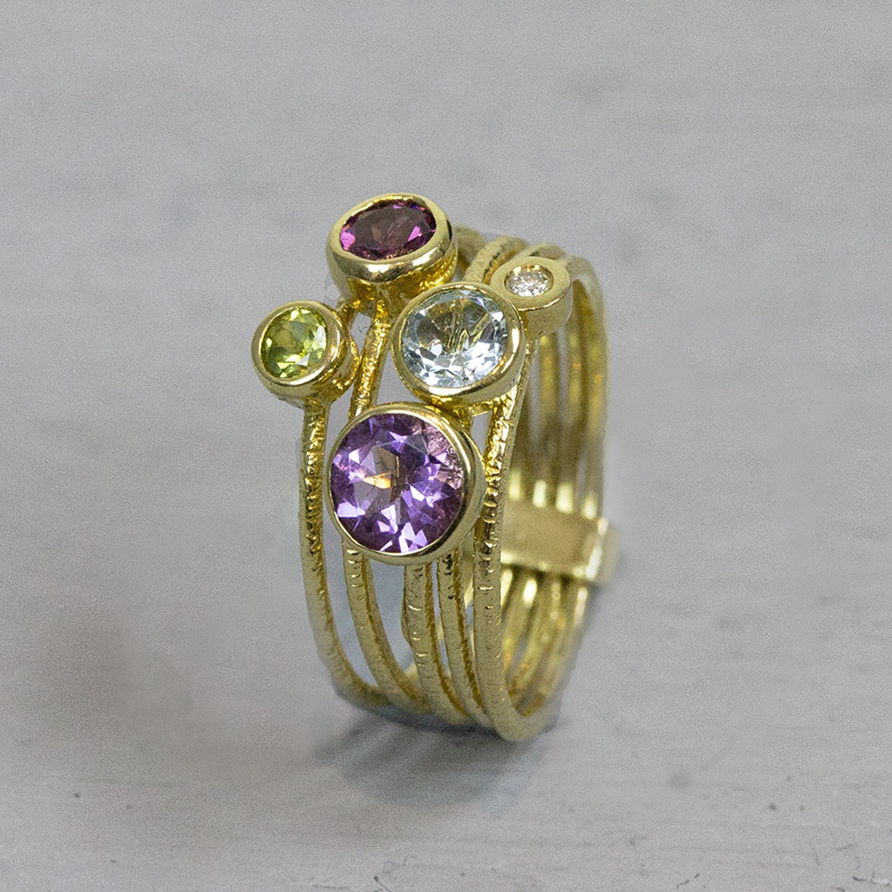 De sieraden van Jéh Jewels worden gemaakt met echte edelstenen, dit zijn natuurlijke producten waardoor niet iedere steen hetzelfde is. Ieder sieraad is hierbij dus uniek. De kleur en structuur van de steen kan afwijken van de foto op de website.