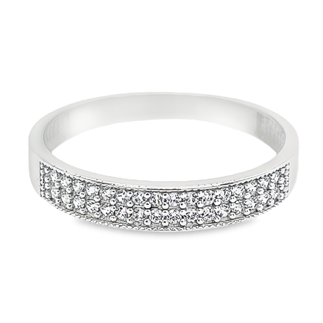 Deze witgouden ring is werkelijk schitterend, dit komt natuurlijk door de dubbele rij met briljant geslepen zirkonia stenen. De zetpootjes, waarin de zirkonia stenen gezet zijn, zijn witgoud van kleur, hierdoor is de schittering van de zirkonia stenen ook mooi wit van kleur.