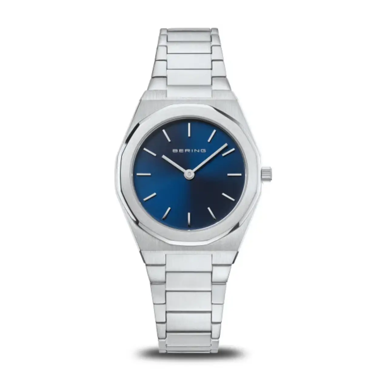  Voor de horloges uit de Classic-collectie worden uitsluitend hoogwaardige materialen gebruikt, zoals bijzonder hard, glashelder en krasbestendig saffierglas. Dit betekent dat de tijd geen sporen achterlaat op dit horlogeglas. Het gebruikte huidvriendelijke roestvrij staal garandeert een glamoureuze uitstraling. De stoere uitstraling van het staal en de puristische, heldere lijn van het ontwerp van het BERING-horloge vullen elkaar ideaal aan. De kast - gepolijst of geborsteld - is gemaakt van zuiver en hoogwaardig roestvrij staal (316L), zoals ook gebruikt in de medische technologie.  Puristisch roestvrij staal wordt in de CLASSIC horlogecollectie gecombineerd met delicate, soepele Milanaise bandjes of edele bandjes van natuurlijk gelooid kalfsleer. Klassieke elegantie ontmoet een onmiskenbaar aangenaam draaggevoel en zorgt voor de klassiek nobele BERING-look. 