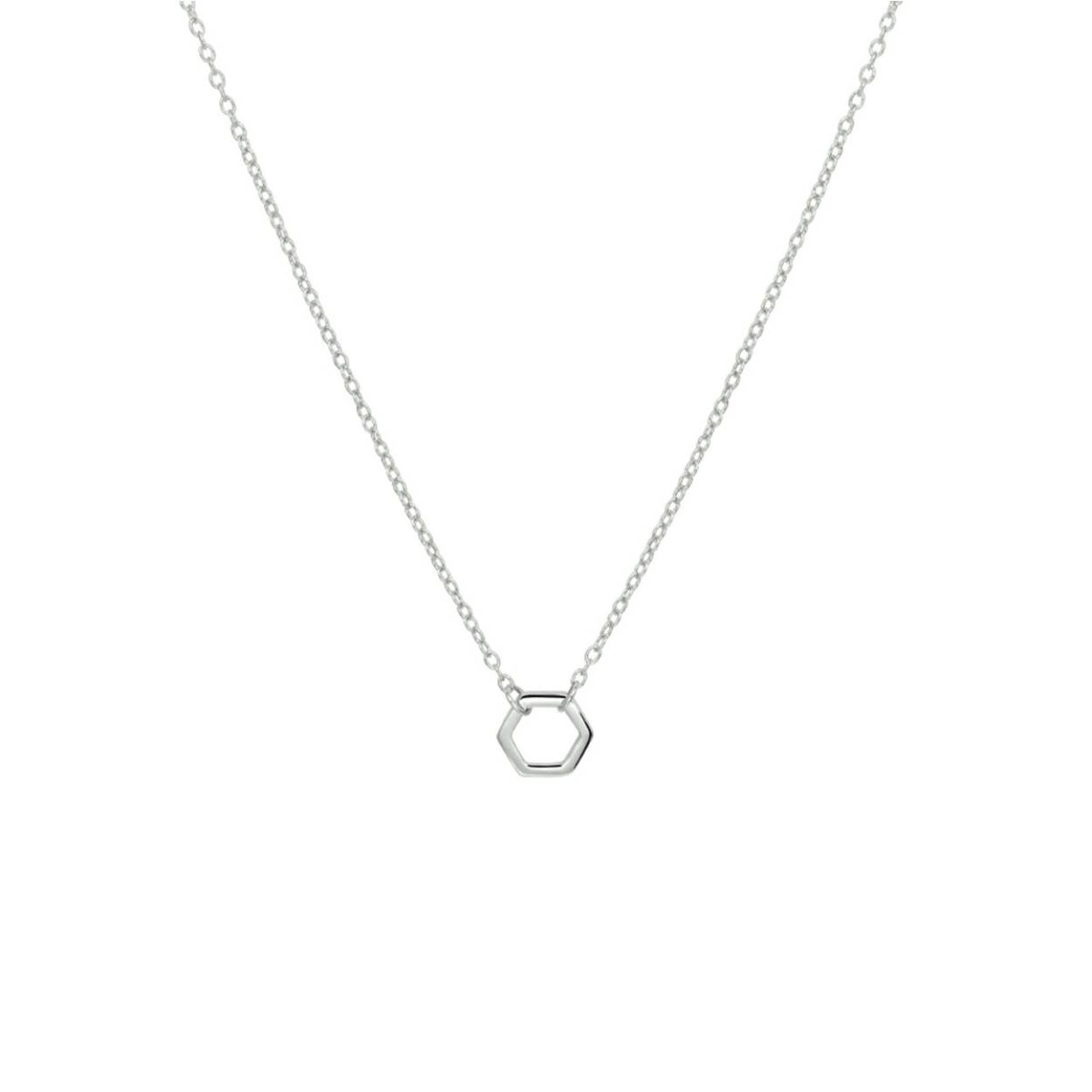 Gerhodineerd 925 zilveren collier uitgevoerd met een zeshoek. Het collier heeft draaglengtes van 40, 42 en 44cm. De zeshoek heeft een afmeting van 7x8mm. De schakelbreedte is 0.8mm.