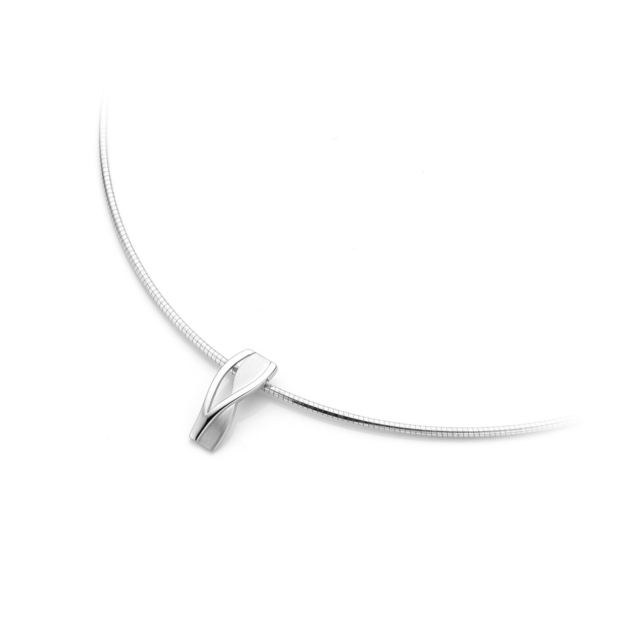 De gerhodineerd zilveren hanger is exclusief collier