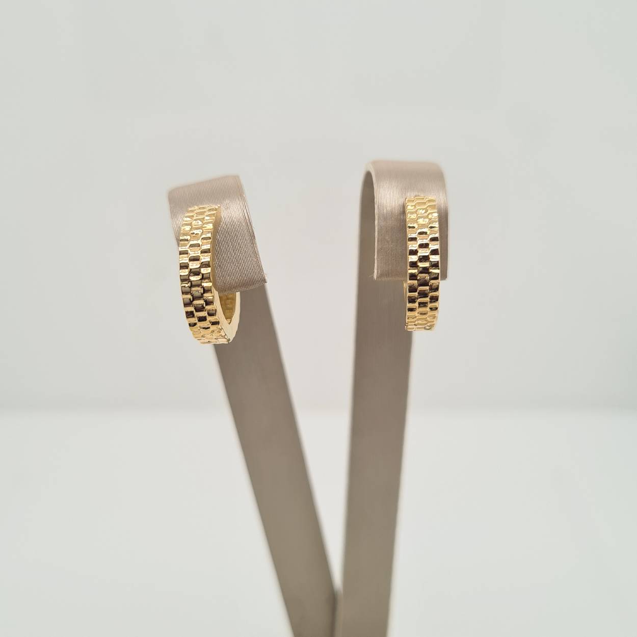 14k Geelgouden klapoorringen met een afmeting van 15x3.3mm. Deze oorsieraden zijn gemaakt met een schakelmotief.