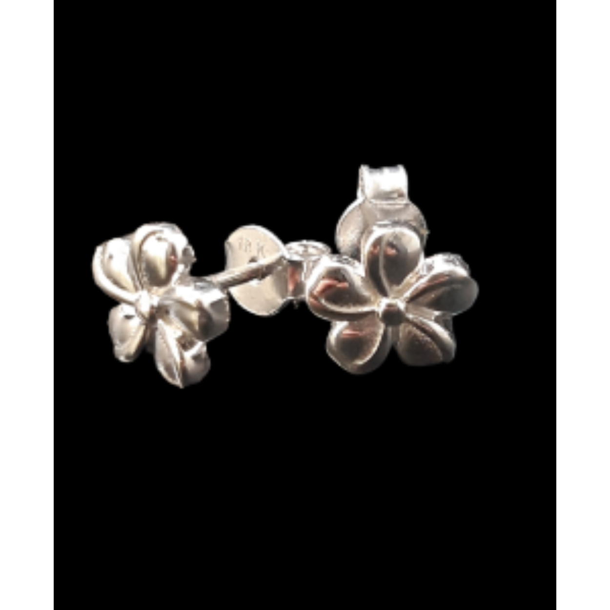 Dit product, modelnummer BREA-0002534, is een paar witgouden oorknoppen van 18kt van een niet-gespecificeerd merk. Het bevat de volgende kenmerken: Categorie: Sieraad, Type: Oorknoppen, Materiaal: Goud, Glans: Ja, Breedte: 7.7 mm, Kleur: Wit, Materiaaldetail: 18 Karaat. Perfect voor dagelijks gebruik of elegante evenementen voor een verfijnde look.