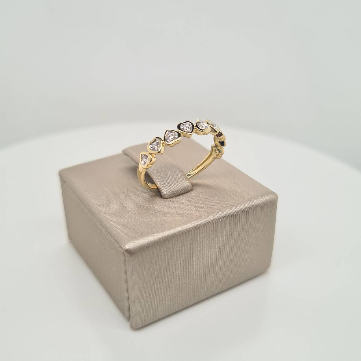 Prachtige 14krt gouden ring met zirkonia.

De maat van de ring is 52 (16.5). Heeft u een andere maat, neem dan gerust contact met ons op.