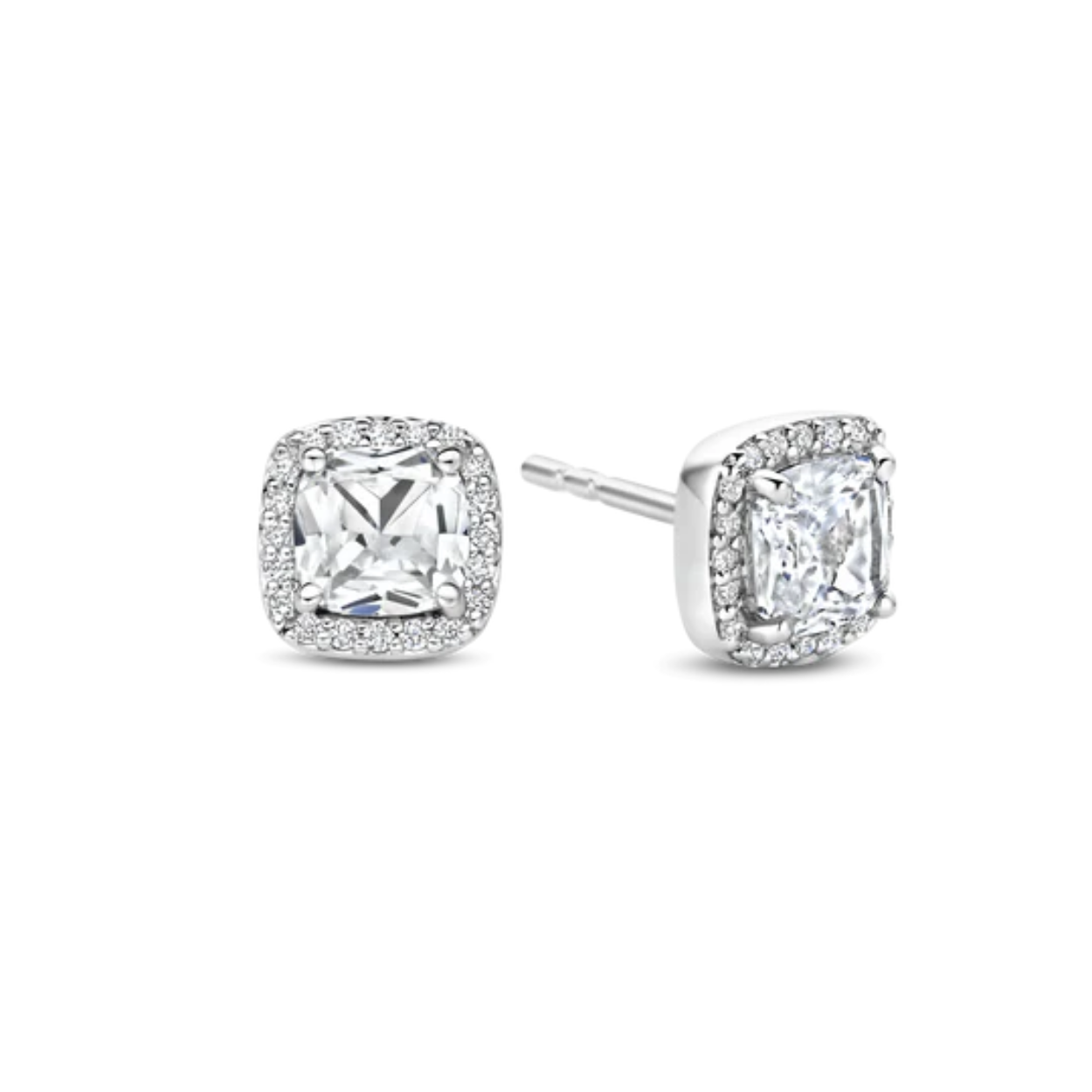 Verhoog klassieke glans met deze TI SENTO platinakleurig vergulde zilveren oorbellen 78029ZI. Elke 7 mm fantasy-cut witte cubic zirconia staat centraal en wordt omringd door een fijne halo van pavé-steentjes die de stralende diepte versterken, terwijl het geheel elegant ingetogen blijft. Vervaardigd uit 925 sterling zilver en afgewerkt met een spiegelend platinakleurig laagje, vangen de gepolijste studs het licht van elke hoek op en blijven lichtgewicht aan het oor. Draag ze als je dagelijkse touch van glans, of combineer ze met de bijpassende hanger en ring voor een perfect harmonieuze set. Zacht voor de gevoelige huid, nikkelvrij en hypoallergeen, deze oorbellen bieden blijvende schittering en moeiteloos comfort.