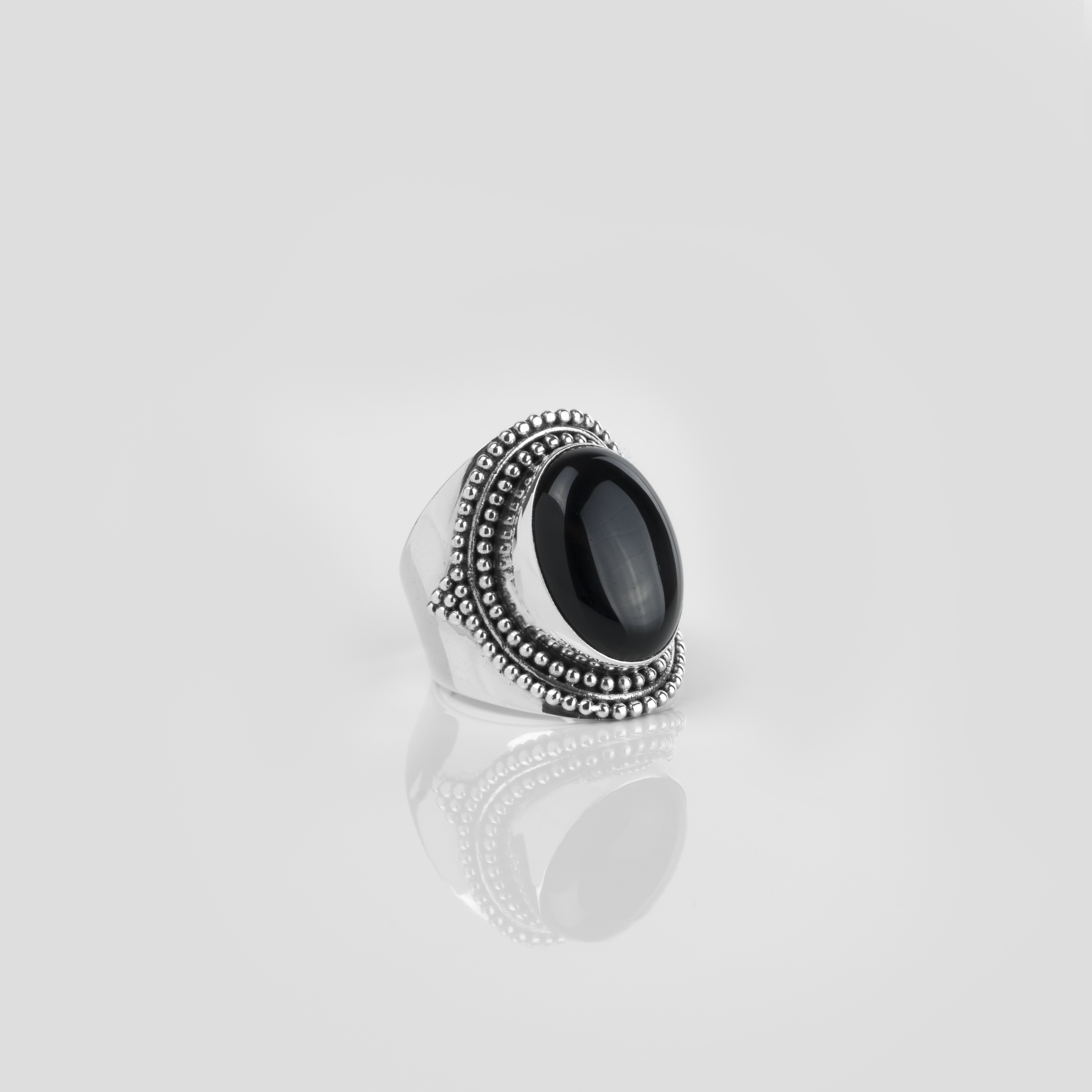 Deze Ymala ring is met veel passie ontworpen door Bas Verdonk en vervaardigd op Bali. De handgemaakte ring bestaat volledig uit 925 zilver met een gezette onyx edelsteen. Deze edelsteen is diepzwart van kleur.

 

Inspire your Mind!

 

Let op: edelstenen zijn uniek. Dit houdt in dat de kleuren kunnen afwijken van de foto.