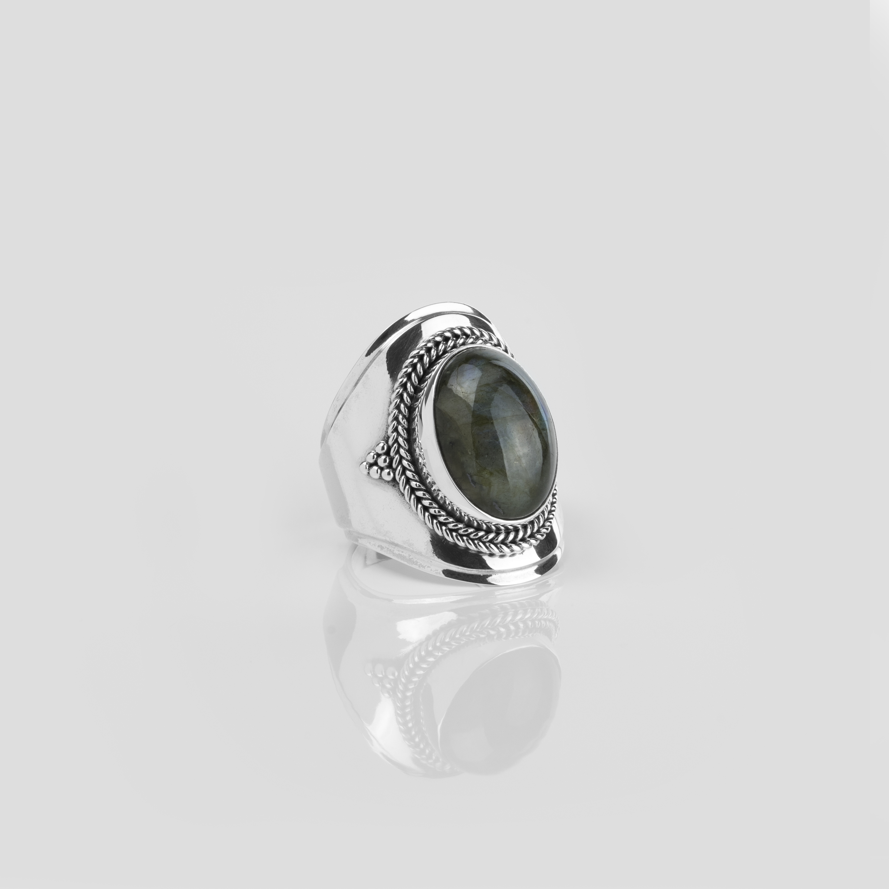 Deze Ymala ring is met veel passie ontworpen door Bas Verdonk en vervaardigd op Bali. De handgemaakte ring bestaat volledig uit 925 zilver met een gezette labradoriet edelsteen. Deze steen is meestal grijs of groen van kleur, maar kan ook transparant goud geel zijn.

 

Inspire your Mind!

 

Let op: edelstenen zijn uniek. Dit houdt in dat de kleuren kunnen afwijken van de foto.

INSPIRE YOUR MIND