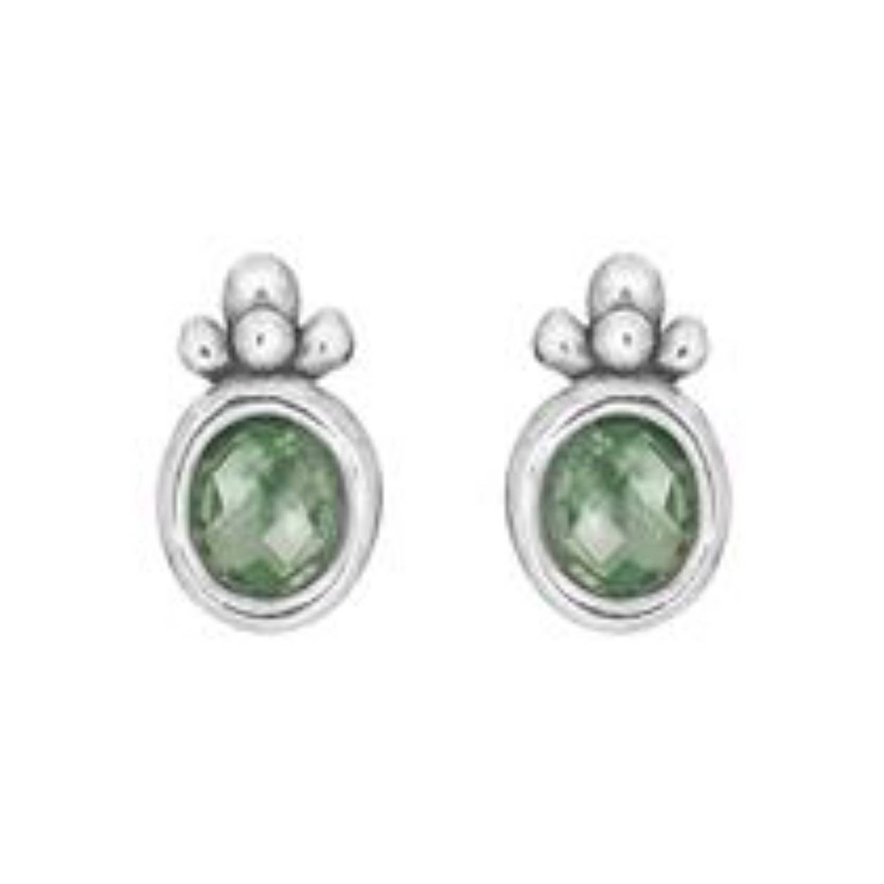 Deze sterling zilveren oorknoppen bevatten beide een groene kwarts steentje van 6 x 5 mm.