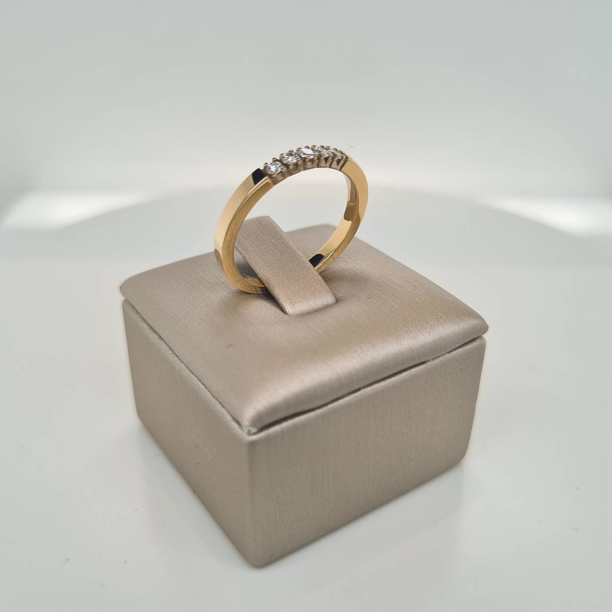 Prachtige gouden alliance ring met 5 diamanten 0,15 G VSi.

Deze ring is maat 55 (17,5), heeft u interesse in een andere maat? Neem dan contact met ons op.
