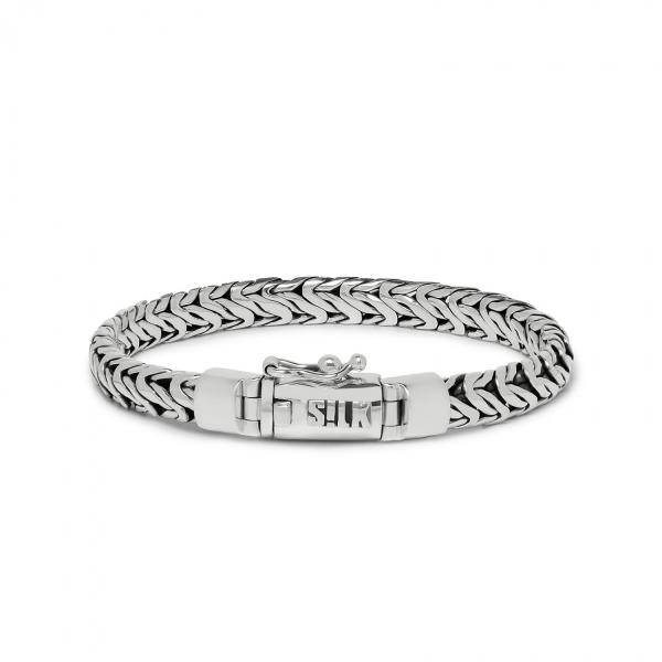 Deze armband is onlangs toegevoegd aan de collectie van SILK. Deze dunne zilveren Connect collection bracelet heeft een schuine gevlochten Balinese structuur welke in lusjes samenkomen. Hij valt goed te combineren met andere dunne zilveren of leren bandjes uit de collectie