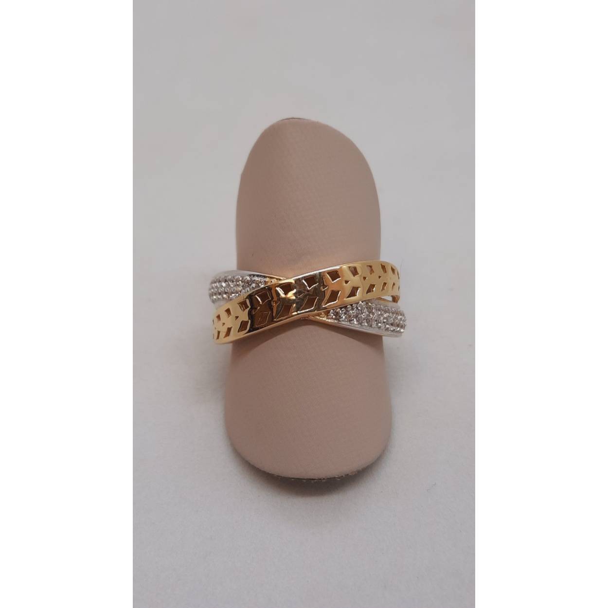 Ontdek onze schitterende gouden ring, modelnummer BREA-JOY-0004080. Deze 14kt goudkleurige ring met stenen heeft een glanzende afwerking en een subtiele omvang van maat 17.75 (54). Het luxe ontwerp maakt het ideaal voor speciale gelegenheden of als dagelijks sieraad voor een stijlvolle touch. Combineer met andere gouden sieraden voor een elegante look.