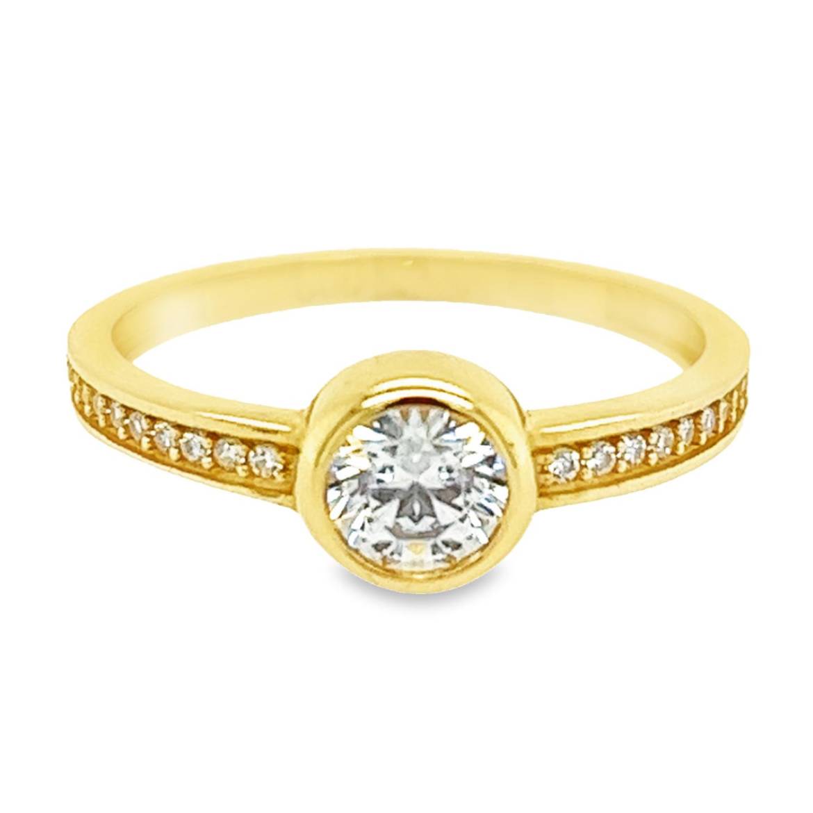Deze geel gouden ring is werkelijk schitterend. De Swarovski zirkonia is briljant gespelen een vrij groot van formaat. Ondanks het feit dat de grote Swarovski zirkonia groot van formaat is heeft deze ring een fijne uitstraling. De ring heeft aan beide kanten naast de grote steen een rij met kleine Swarovski zirkona's.