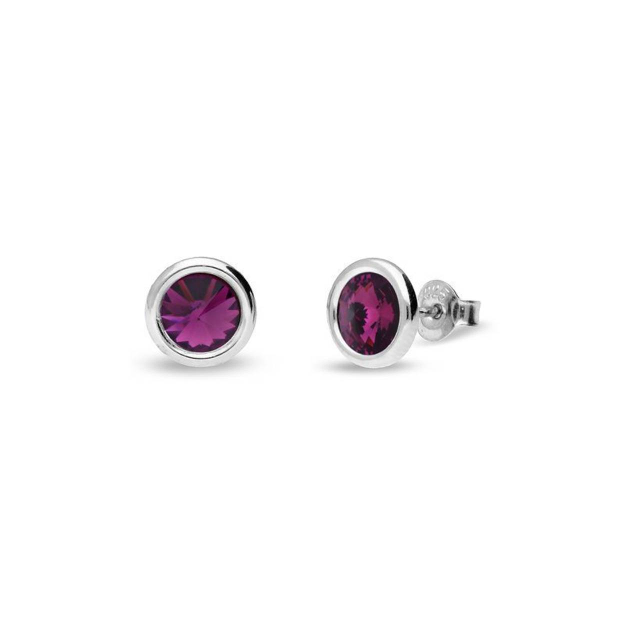 Maak je looks compleet met deze prachtige Small Bonbon Birthday Studs Oorbellen van SPARK Jewelry voor dames. De kleur Amethist staat voor de maand Februari.

Zilveren oorstekers met een paarse kleur, facetgeslepen Swarovski kristal (ø6mm) waar achter een rond zilveren plaatje zit met een slanke steker. De steker is voorzien van een pousette (vlinder) sluiting, waardoor u deze oorstekers gemakkelijk in- en uitdoet. De oorstekers zijn gemaakt van 925 sterling zilver, om een mooie glans te behouden zijn alle sieraden van Spark gerhodineerd.

Maak je look helemaal af door te combineren met de Necklace. Spark Birthday Stone Necklace Amethist NB1122SS29AM
