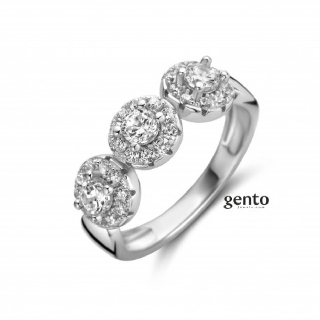 Gento is een Belgisch merk. De Gento zilveren juwelen zijn gemaakt van Sterling zilver 925 met een hoogwaardige rhodium finish. De Gento-juwelen zijn gemaakt van zirkonia van topkwaliteit en zorgen voor een perfecte briljante schittering.

Deze ring met zirconium steentjes is uit de Gento collectie. Deze ring met referentie SR28 is vervaardigd uit zilver 925.