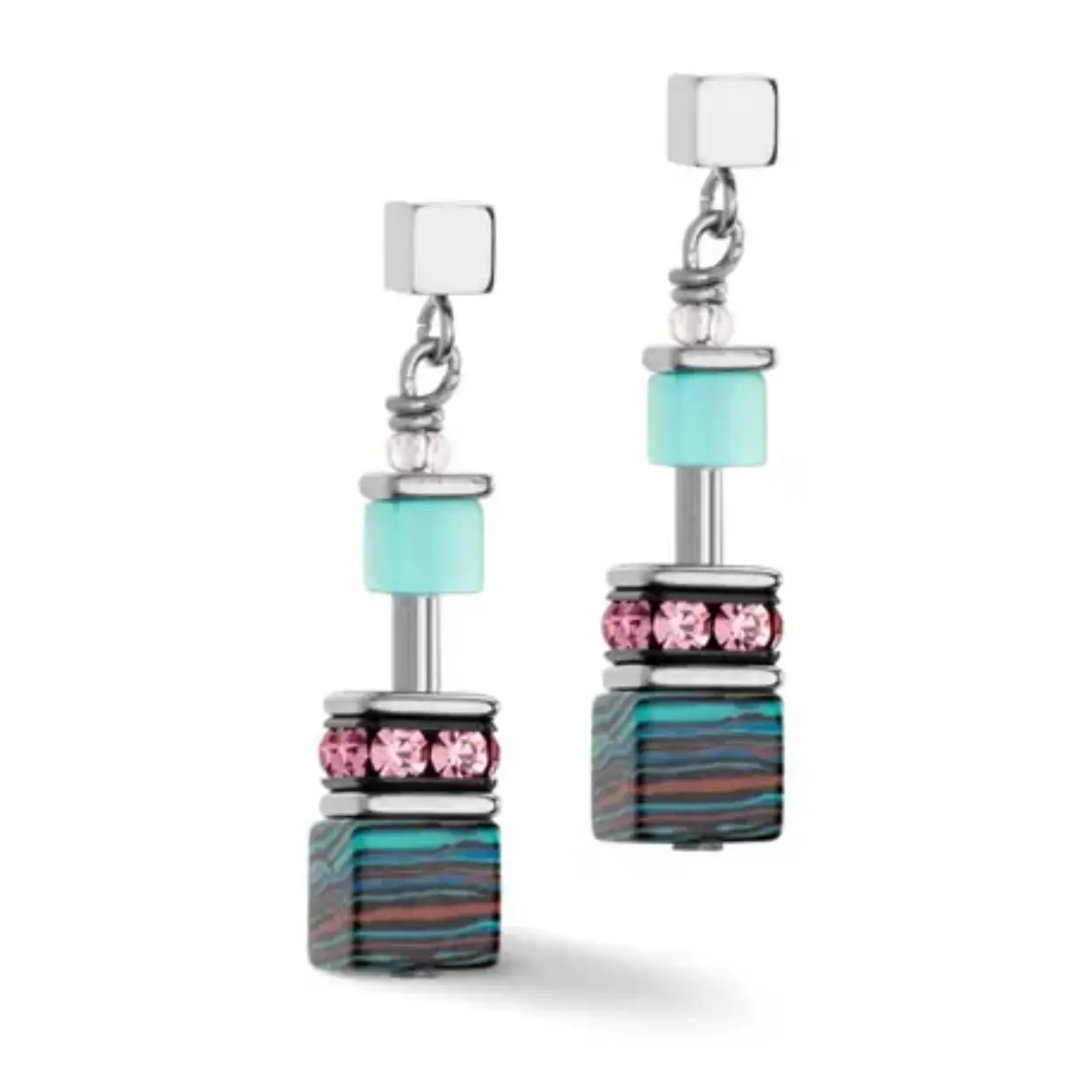 Blauw roze GeoCUBE oorstekers Candy aqua pink uit de collectie van Coeur de Lion, nieuw in geschenkverpakking. De roestvrijstalen oorbellen zijn handgeregen in Duitsland, met synthetisch malachiet, synthetisch tijgeroog, strass rondellen en roestvrij staal. Lengte van de oorbellen is 3,1 cm, dikte van het blokje is 0,6 cm. 