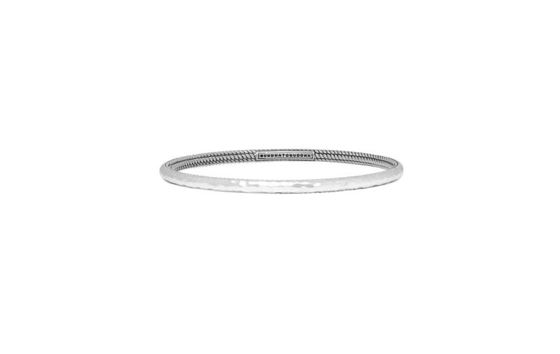 De Dunia armband is een verfijnde bangle uit onze Refined collectie. Het design is gebaseerd op onze iconische Ben schakel aan de binnenzijde en een glanzend en gehamerde structuur aan de buitenkant. De armband is vervaardigd uit 925 sterling zilver en laat zich perfect combineren met andere bangles uit de Dunia range.