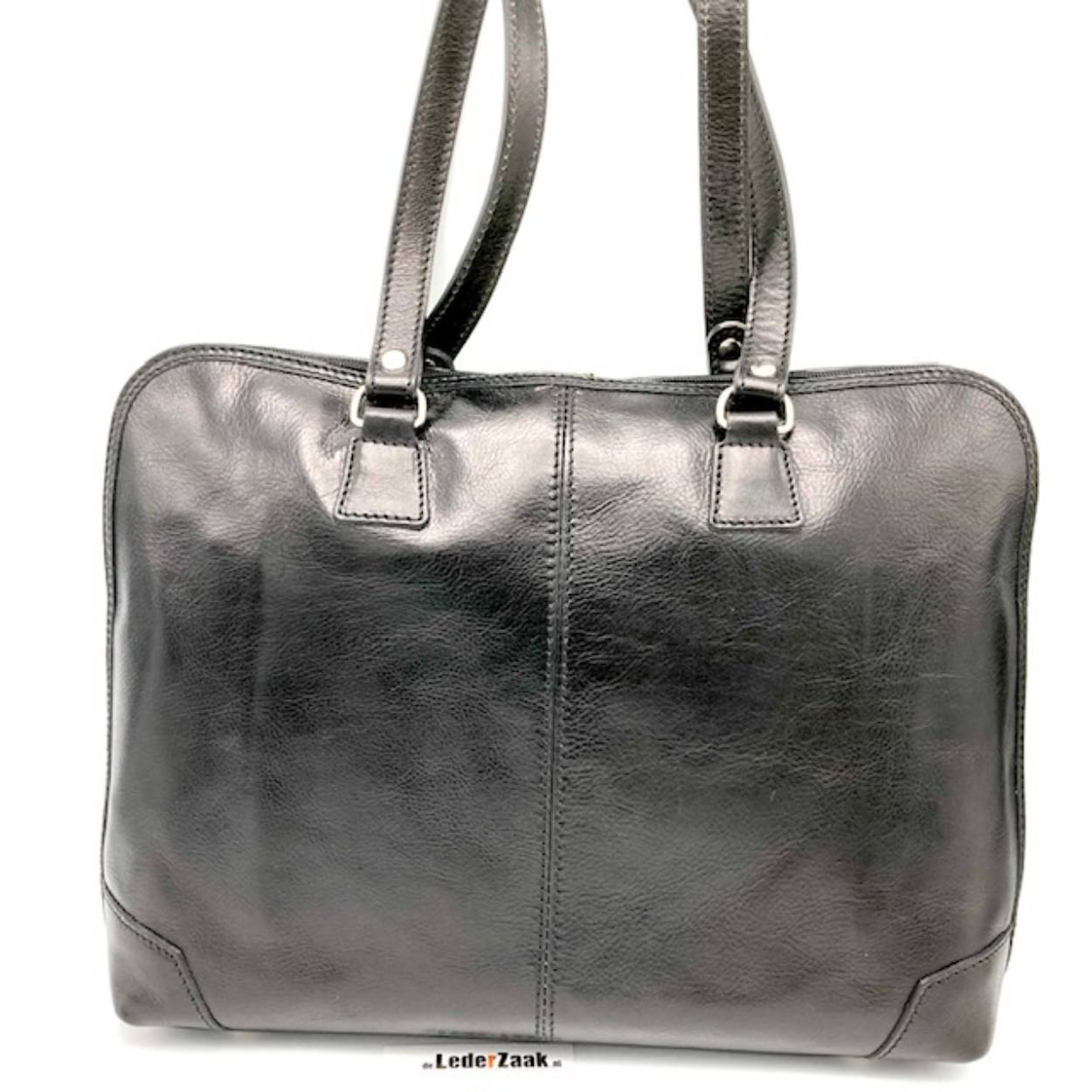 Mooie rundlederen shopper/werktas gemaak in Italie.
De tas is voorzien van twee draagbanden welke kort op de schoudert zijn te dragen. Ruimte tussen rits en band is met 33cm ruim voldoende om ook de tas met een dikke winterjas te gebruiken. Aan de onderzijde zitten een metalen dopjes om de onderkant te beschermen.
Onder de rits zit 1 hoofdvak, 4 steekvakken en een ritsvak.

Afmetingen:
Hoogte 30cm x breed 40cm x diep 10cm