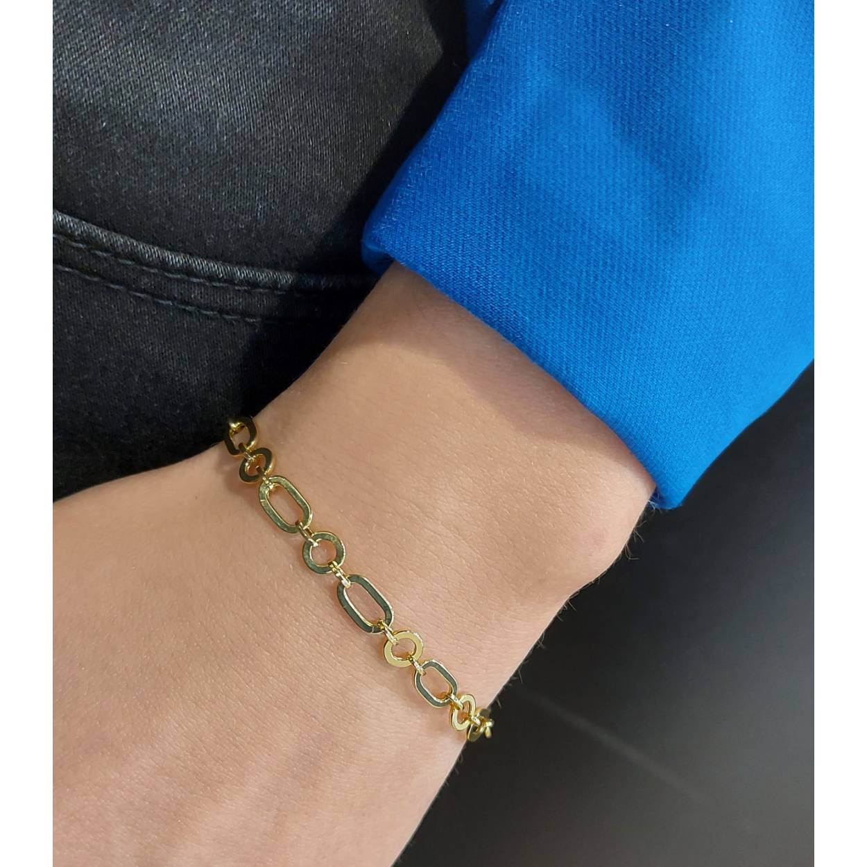 Een 14 karaat gouden armband in 19 cm. 