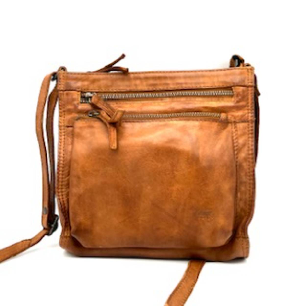 Deze prachtige leren tas heeft een verstelbare schouderband. Ook heeft het meerdere ruime vakken twee aan de voorkant en één aan de achterkant. In de tas zelf zit ook een handig vak voor uw pasjes.

afmetingen:
hoogte 22cm x breedte 21cm x diepte 8cm
