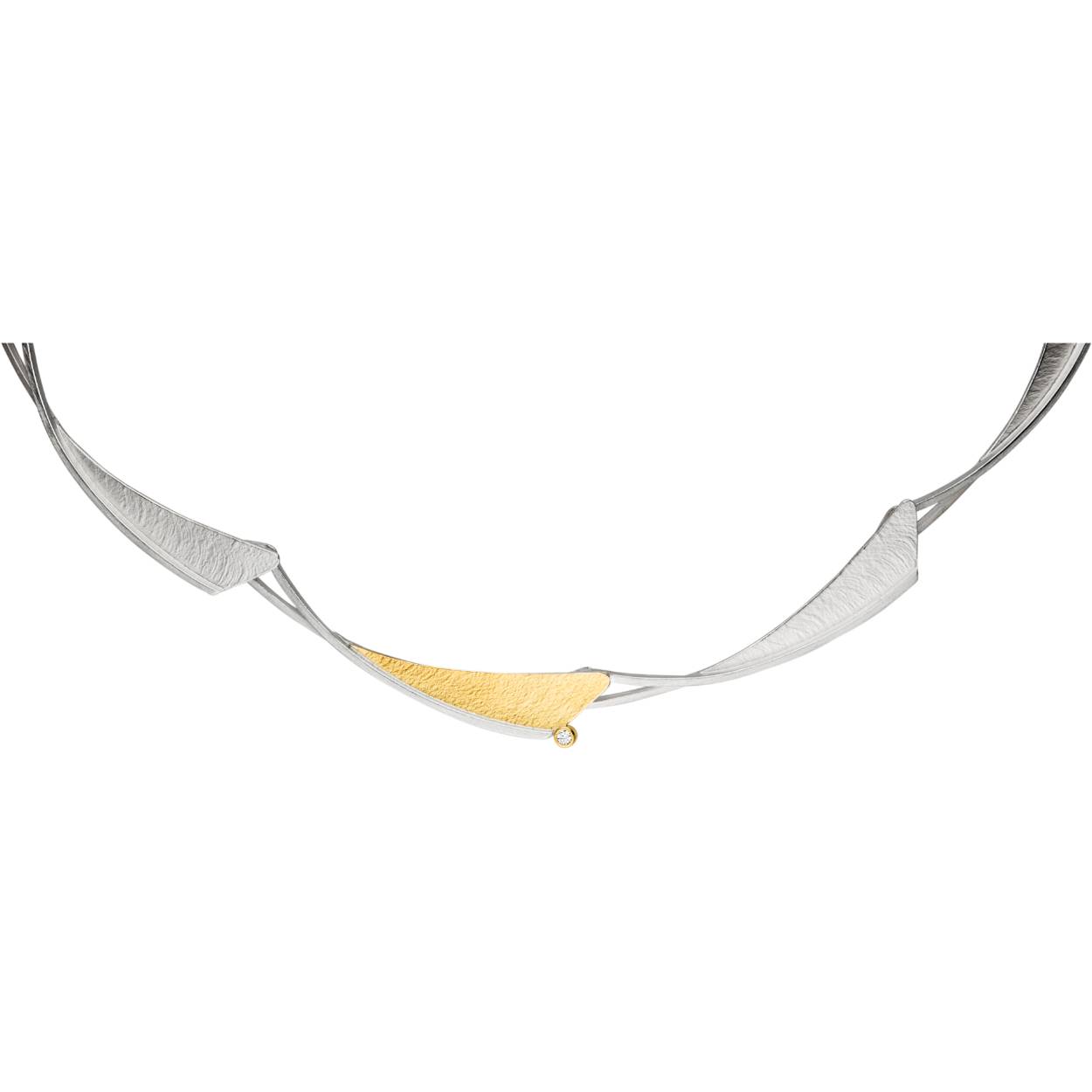 Deze prachtige Manu Schmuck choker is een echte eyecatcher met een diamant van 0.03crt. Het elegante design geeft een luxe uitstraling aan elke outfit. De choker kan op verschillende manieren gedragen worden, bijvoorbeeld als statement piece bij een eenvoudige outfit of als toevoeging aan een feestelijke look. Een must-have voor elke sieradencollectie!