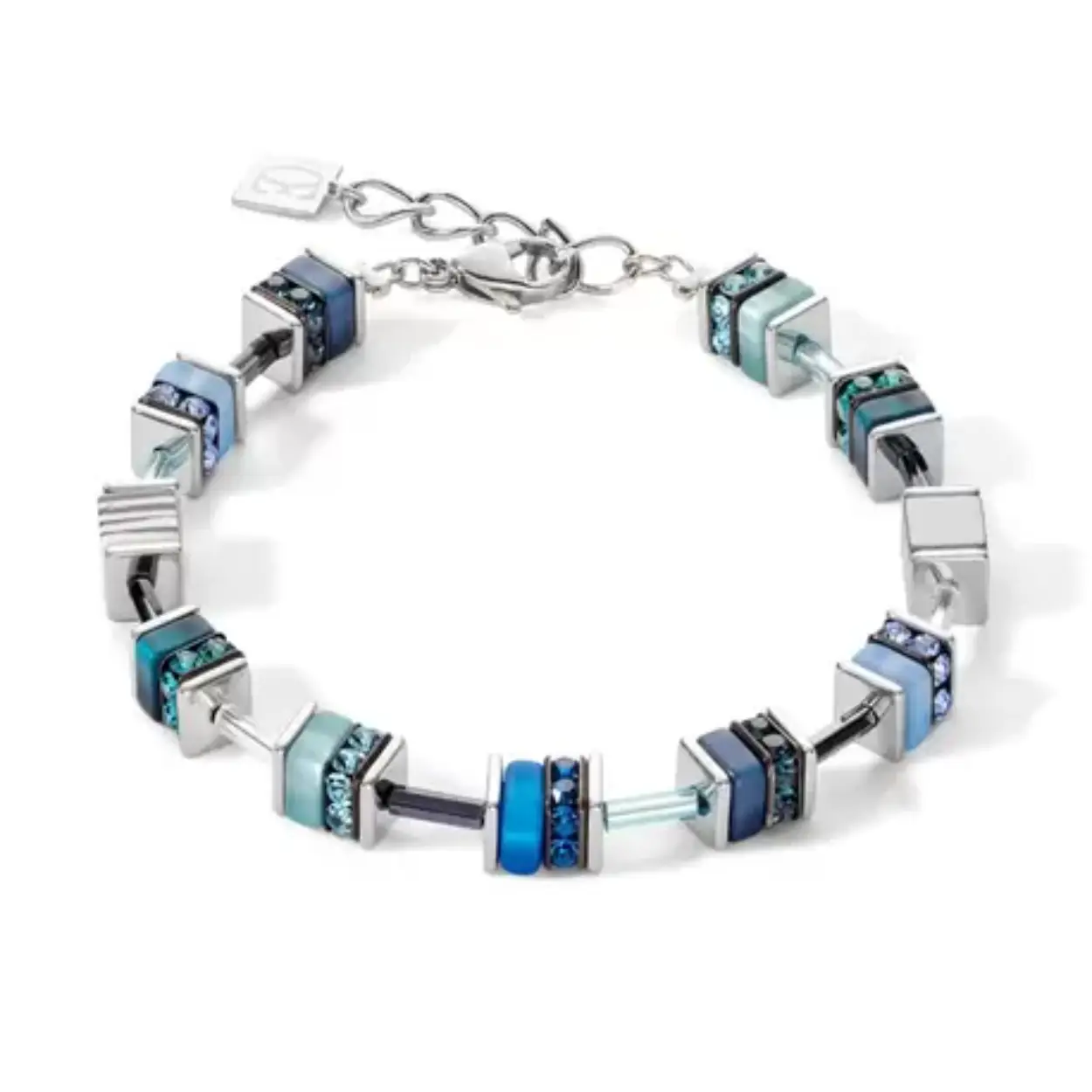 Roestvrijstalen armband Blue uit de GeoCUBE collectie van Coeur de Lion, handgeregen in Duitsland, nieuw in geschenkverpakking. De armband is geregen met blokjes in verschillende tinten blauw, met kristallen en strassrondellen en zilverkleurige roestvrijstalen vierkante schijfjes. De armband heeft en draaglengte van 18 tot en met 21 cm, ook geschikt voor een wat bredere pols. Dikte van de blokjes is 0,8 cm. 