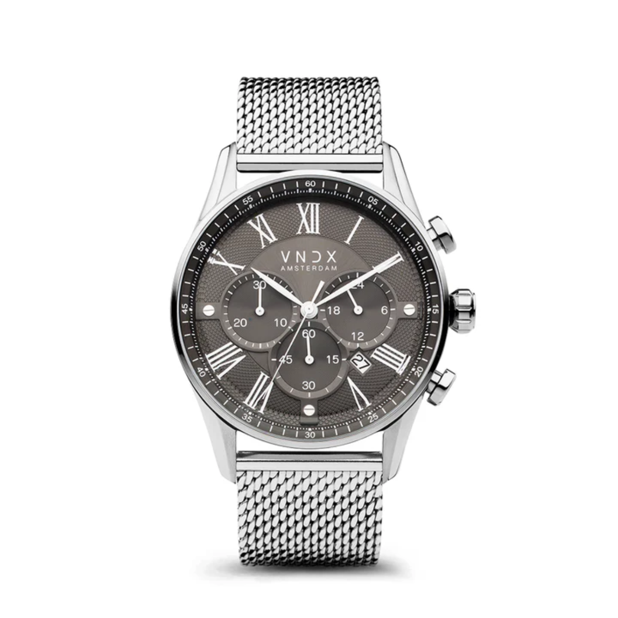 Heren horloge The Chief, een veelzijdig horloge met een 45 mm kastdiameter. Dit tijdloze horloge voor heren biedt handige functies, waaronder een datumaanduiding, stopwatch en 24-uurs klok, aangedreven door een krachtige chronograaf. De grijze wijzerplaat ademt elegantie met zijn tijdloze Romeinse index. Uitgerust met een stevige stalen mesh band en een verstelbare sluiting voor de ideale pasvorm. Dankzij de waterdichtheid van 10 ATM is dit horloge ideaal voor de waterliefhebbers. Kies voor The Chief en beheer je tijd met stijl en precisie.
