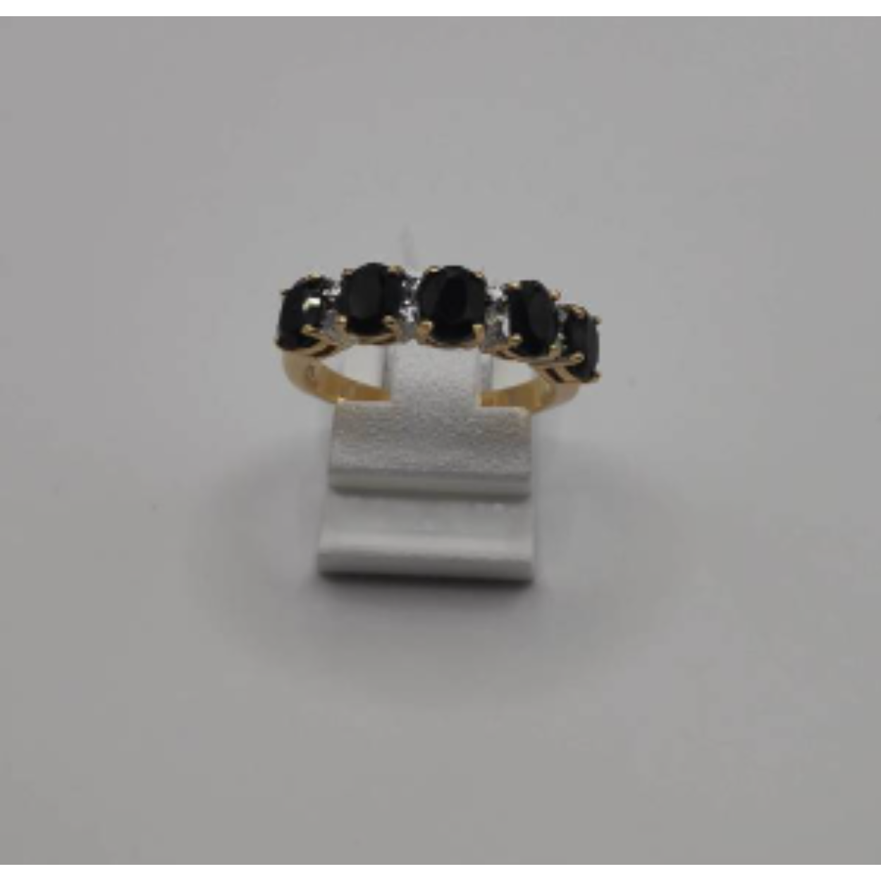 Gouden ring met diamanten en synthetisch saffier