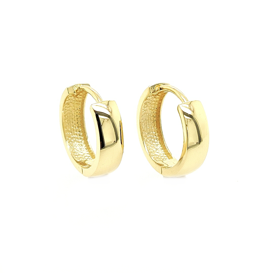 Deze geel gouden klapoorringen hebben een erg stevige en luxe uitstraling. De oorringen zijn volledig glad gepolijst.